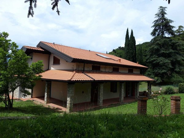 casa indipendente in vendita a Vaiano in zona Sofignano
