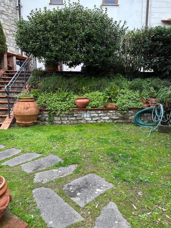 casa indipendente in vendita a Vaiano in zona Sofignano