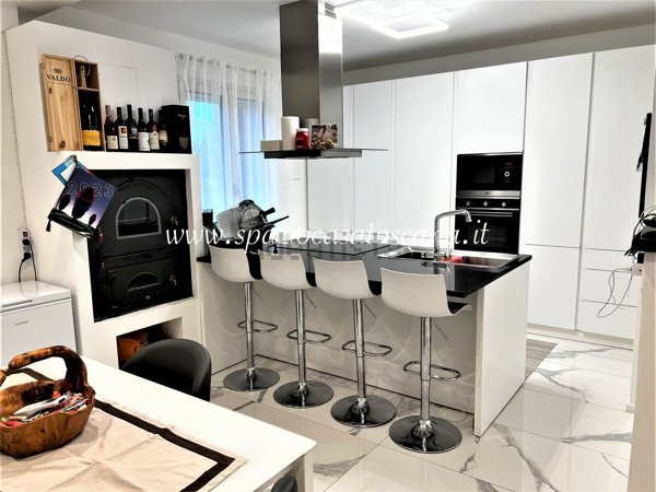 casa indipendente in vendita a Vaiano in zona Schignano