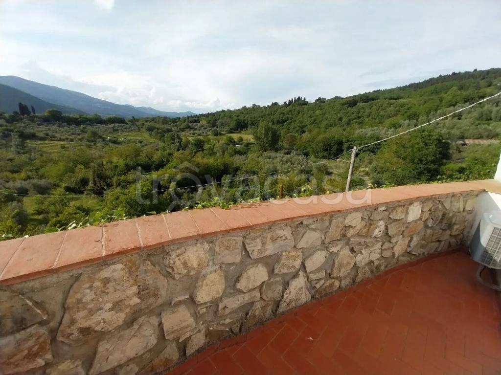 casa indipendente in vendita a Vaiano in zona Faltugnano