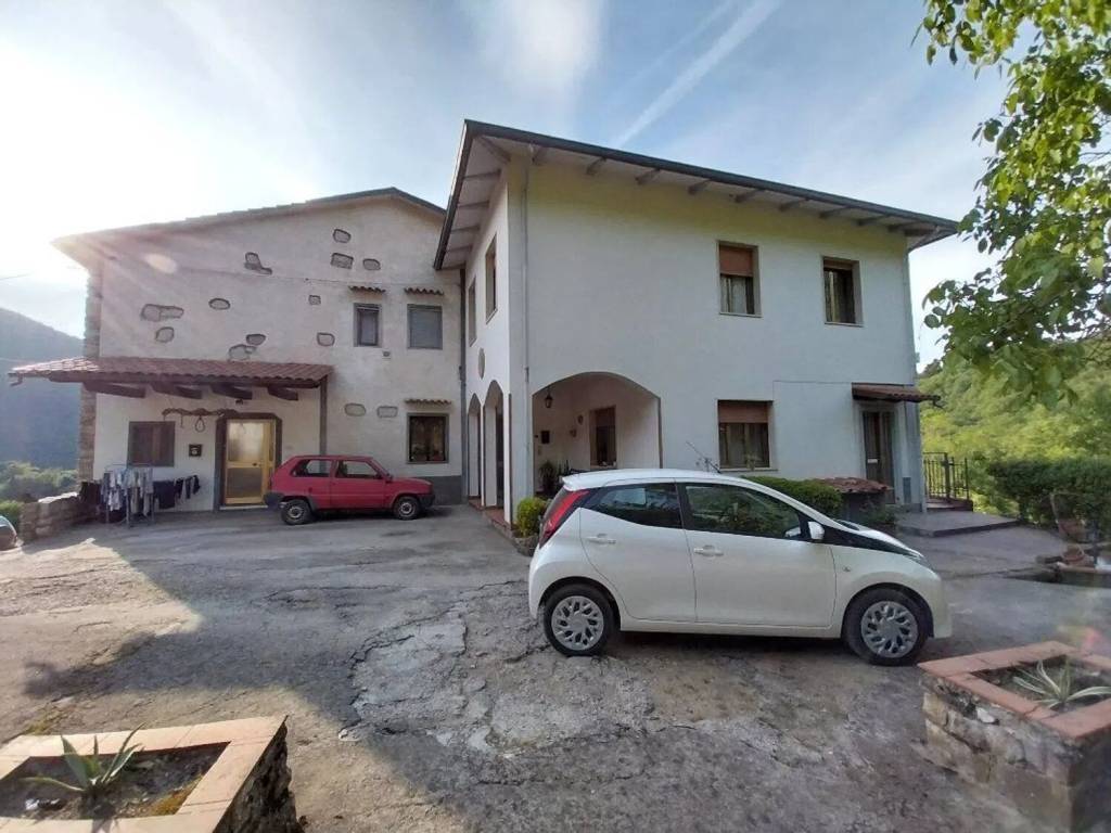 casa indipendente in vendita a Vaiano in zona Faltugnano