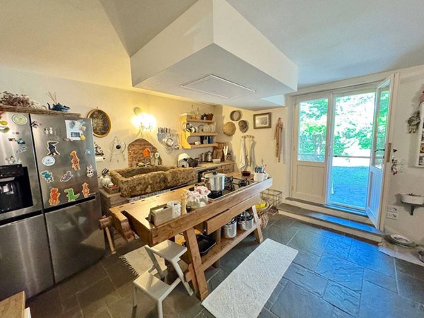 casa indipendente in vendita a Vaiano in zona Schignano