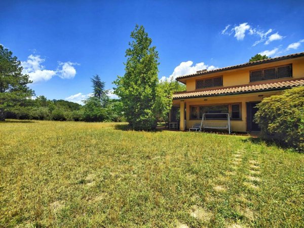 casa indipendente in vendita a Vaiano in zona Schignano