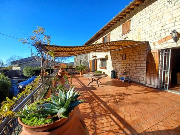 casa indipendente in vendita a Vaiano
