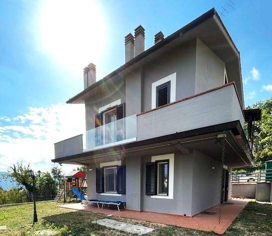 casa indipendente in vendita a Vaiano in zona Schignano