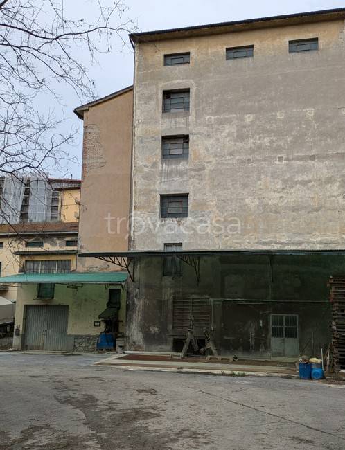 locale commerciale in vendita a Vaiano