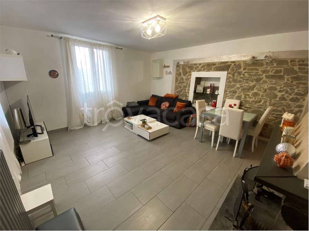 casa indipendente in vendita a Vaiano in zona Schignano