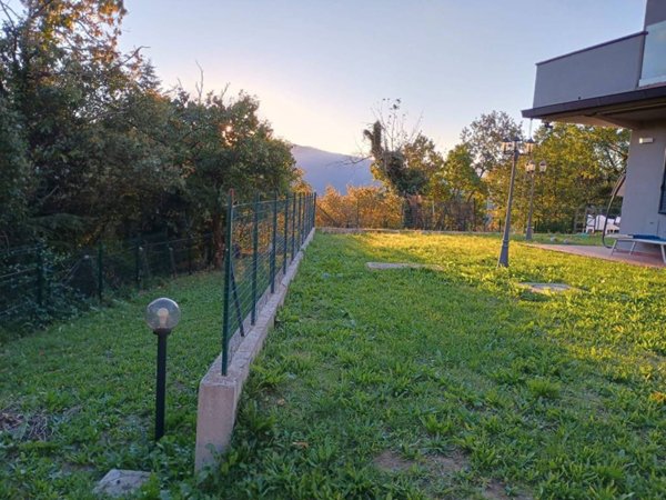 casa indipendente in vendita a Vaiano in zona Schignano
