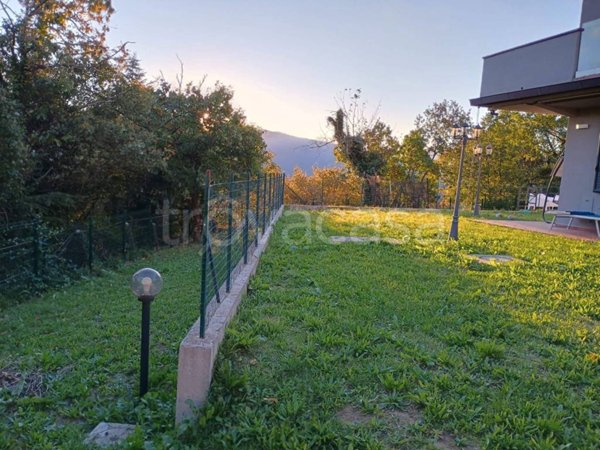 casa indipendente in vendita a Vaiano in zona Schignano