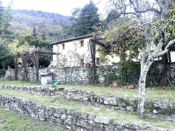 casa indipendente in vendita a Vaiano in zona Schignano