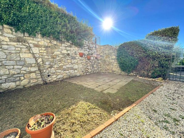 casa indipendente in vendita a Vaiano in zona Sofignano