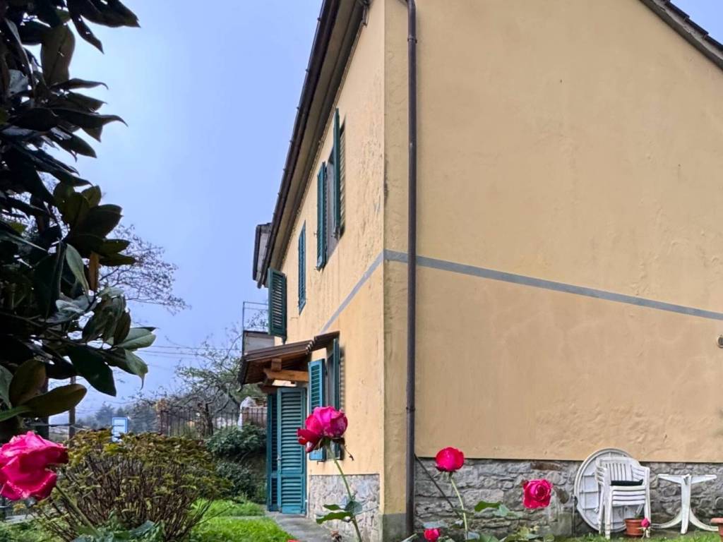 casa indipendente in vendita a Vaiano in zona Schignano