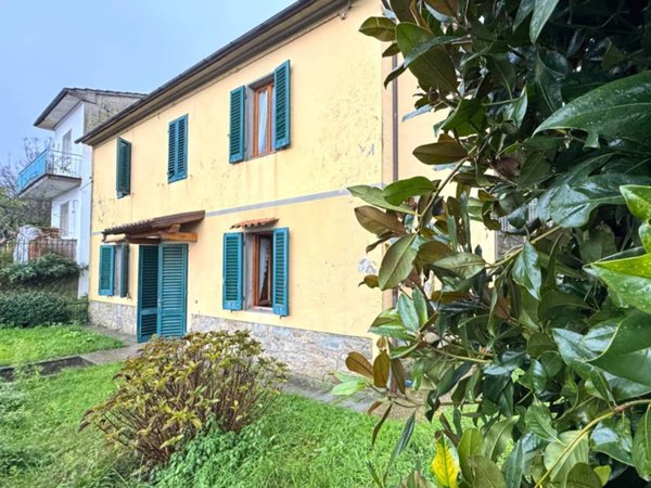 casa indipendente in vendita a Vaiano in zona Schignano