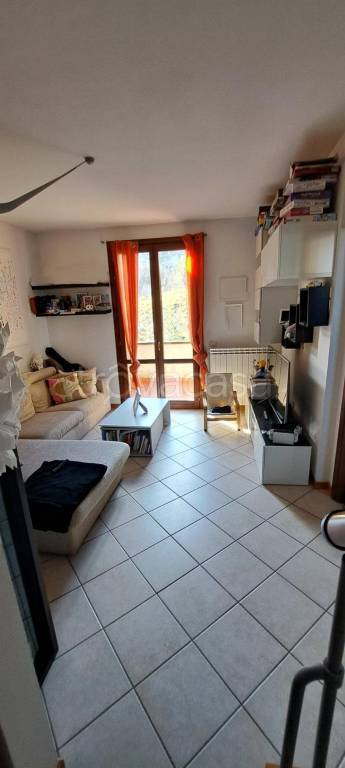 casa indipendente in vendita a Vaiano in zona Schignano