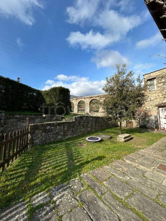 casa indipendente in vendita a Vaiano