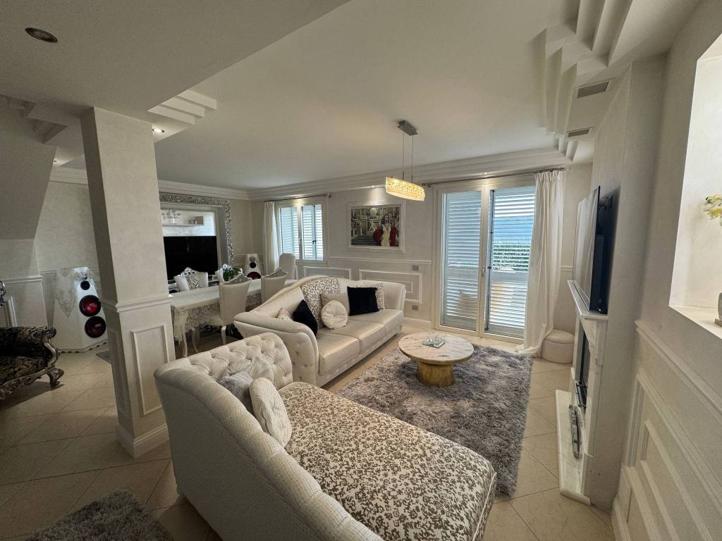 casa indipendente in vendita a Vaiano in zona Schignano