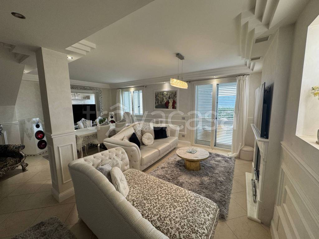 casa indipendente in vendita a Vaiano in zona Schignano