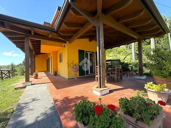 casa indipendente in vendita a Vaiano in zona Schignano