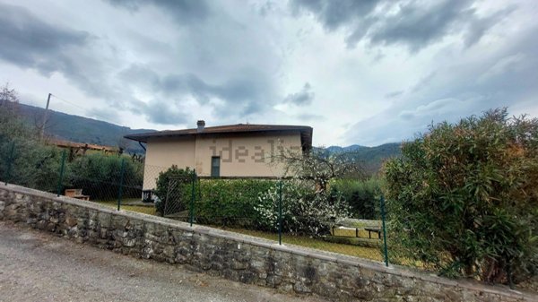 casa indipendente in vendita a Vaiano