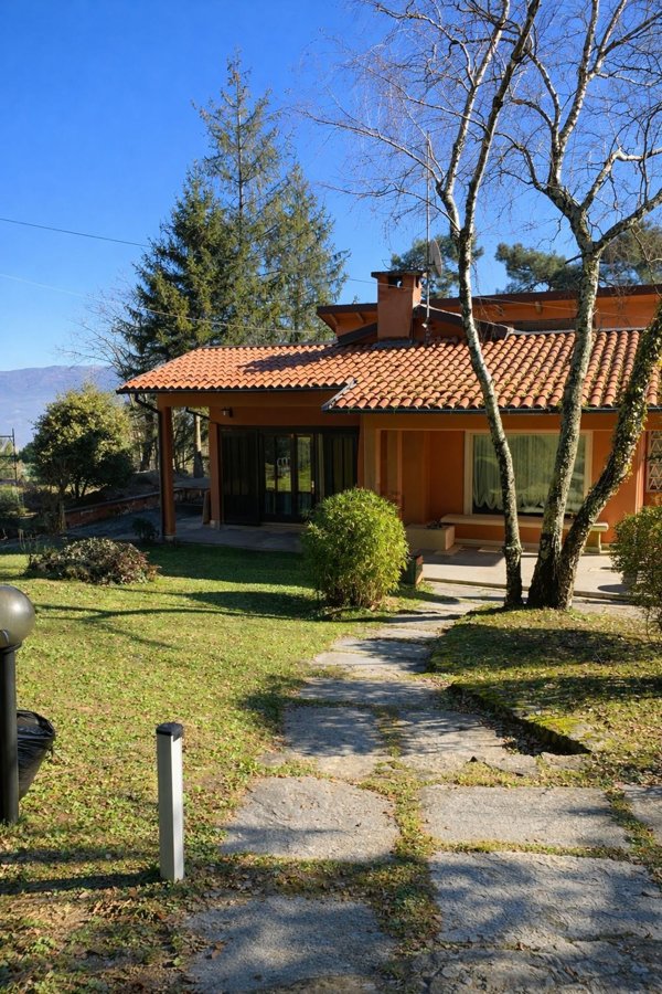 casa indipendente in vendita a Vaiano in zona Schignano