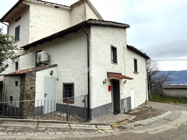 casa indipendente in vendita a Vaiano in zona Schignano
