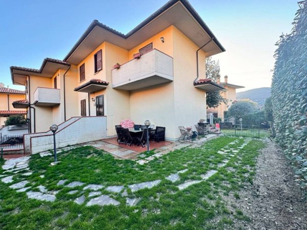 casa indipendente in vendita a Vaiano in zona Sofignano