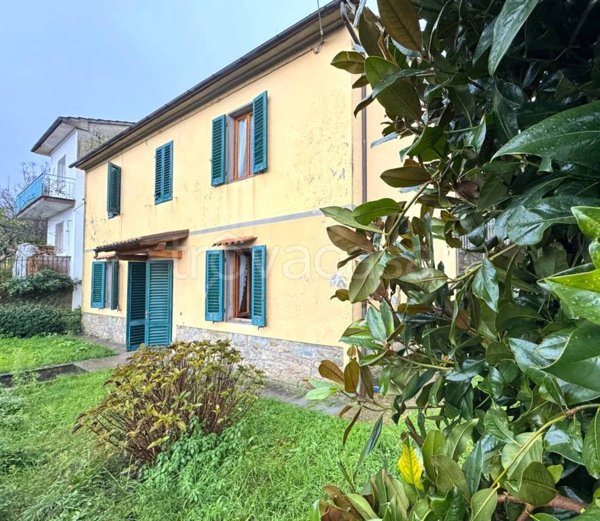 casa indipendente in vendita a Vaiano in zona Schignano