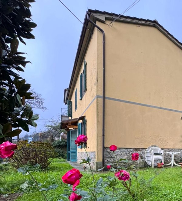 casa indipendente in vendita a Vaiano in zona Schignano