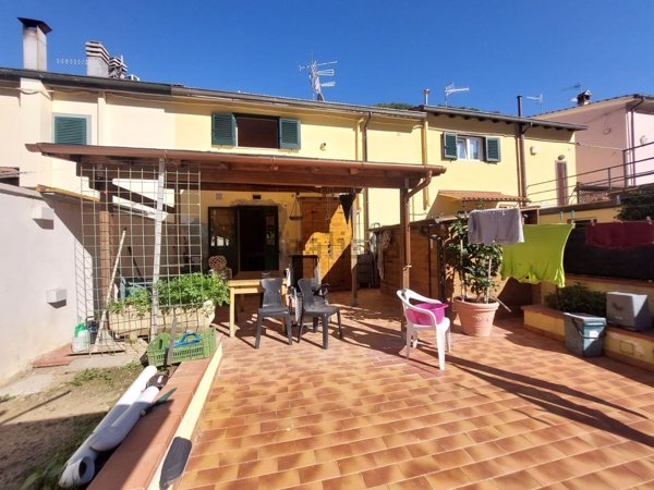 casa indipendente in vendita a Vaiano in zona Gamberame