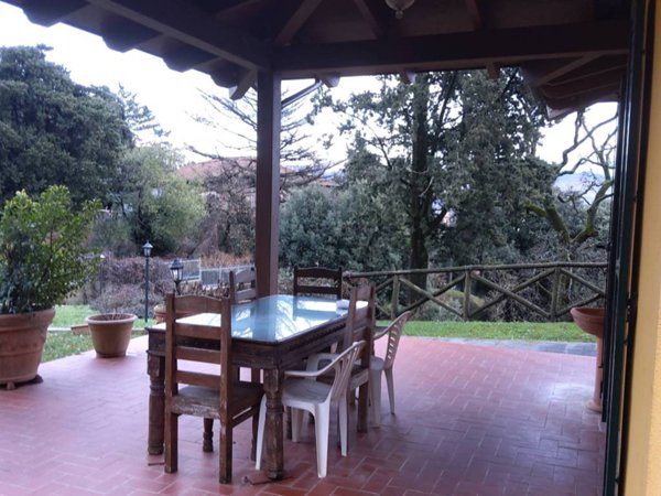 casa indipendente in vendita a Vaiano in zona Schignano