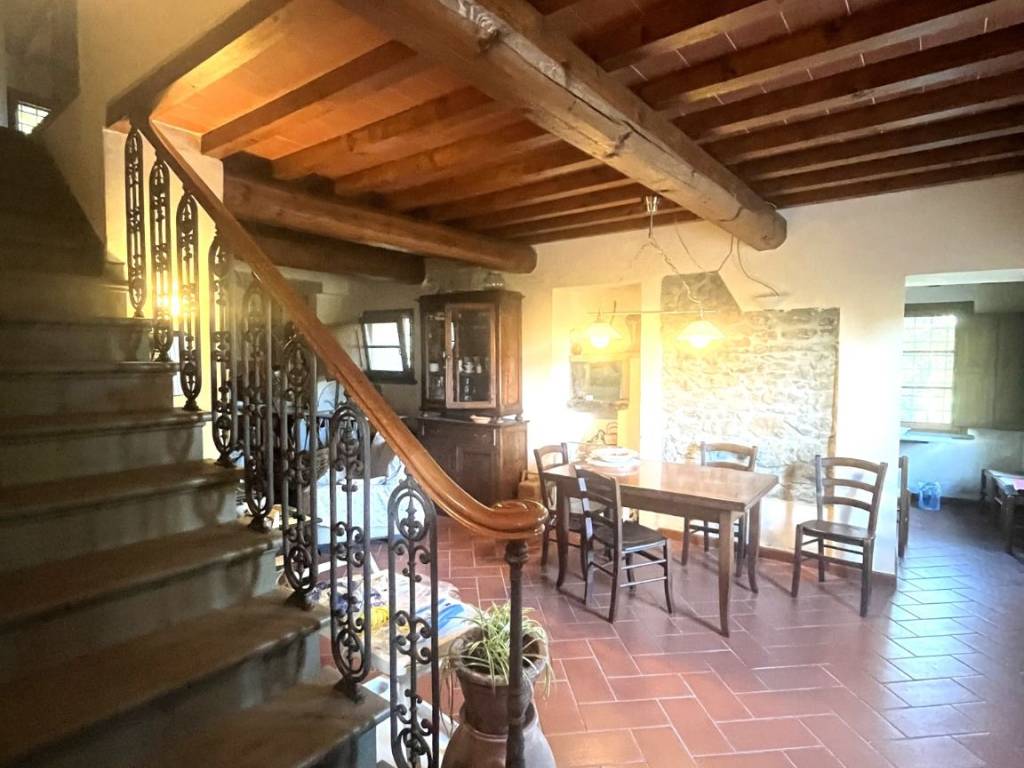 casa indipendente in vendita a Vaiano in zona Schignano