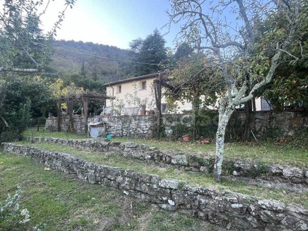 casa indipendente in vendita a Vaiano in zona Schignano