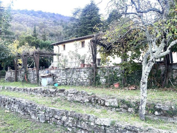 casa indipendente in vendita a Vaiano in zona Schignano