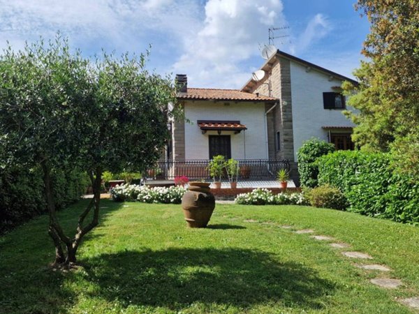 casa indipendente in vendita a Vaiano in zona Schignano