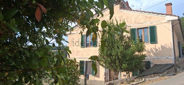 casa indipendente in vendita a Vaiano