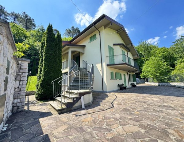 casa indipendente in vendita a Vaiano in zona Schignano