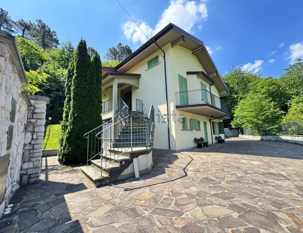 casa indipendente in vendita a Vaiano in zona Schignano