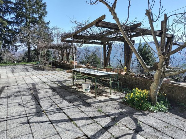 casa indipendente in vendita a Vaiano in zona Schignano