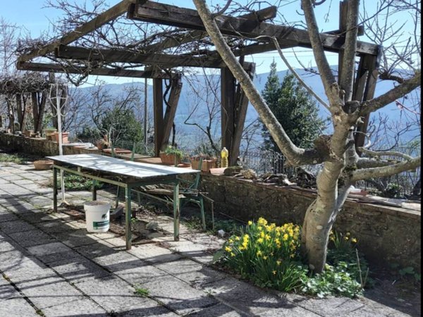 casa indipendente in vendita a Vaiano in zona Schignano
