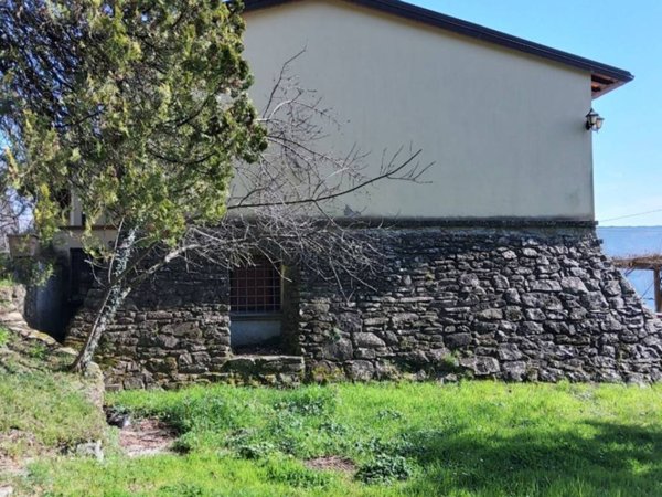 casa indipendente in vendita a Vaiano in zona Schignano