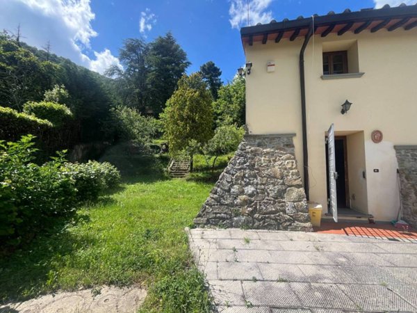 casa indipendente in vendita a Vaiano in zona Schignano