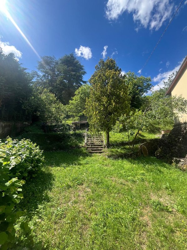 casa indipendente in vendita a Vaiano in zona Schignano