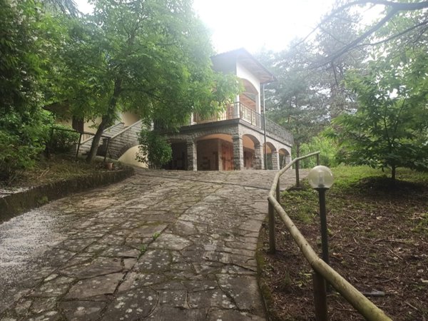 casa indipendente in vendita a Vaiano in zona Schignano