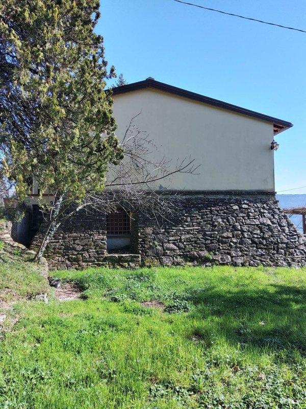 casa indipendente in vendita a Vaiano in zona Schignano