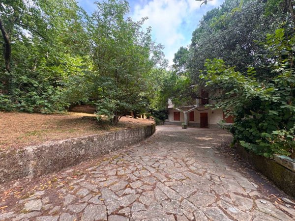 casa indipendente in vendita a Vaiano in zona Schignano