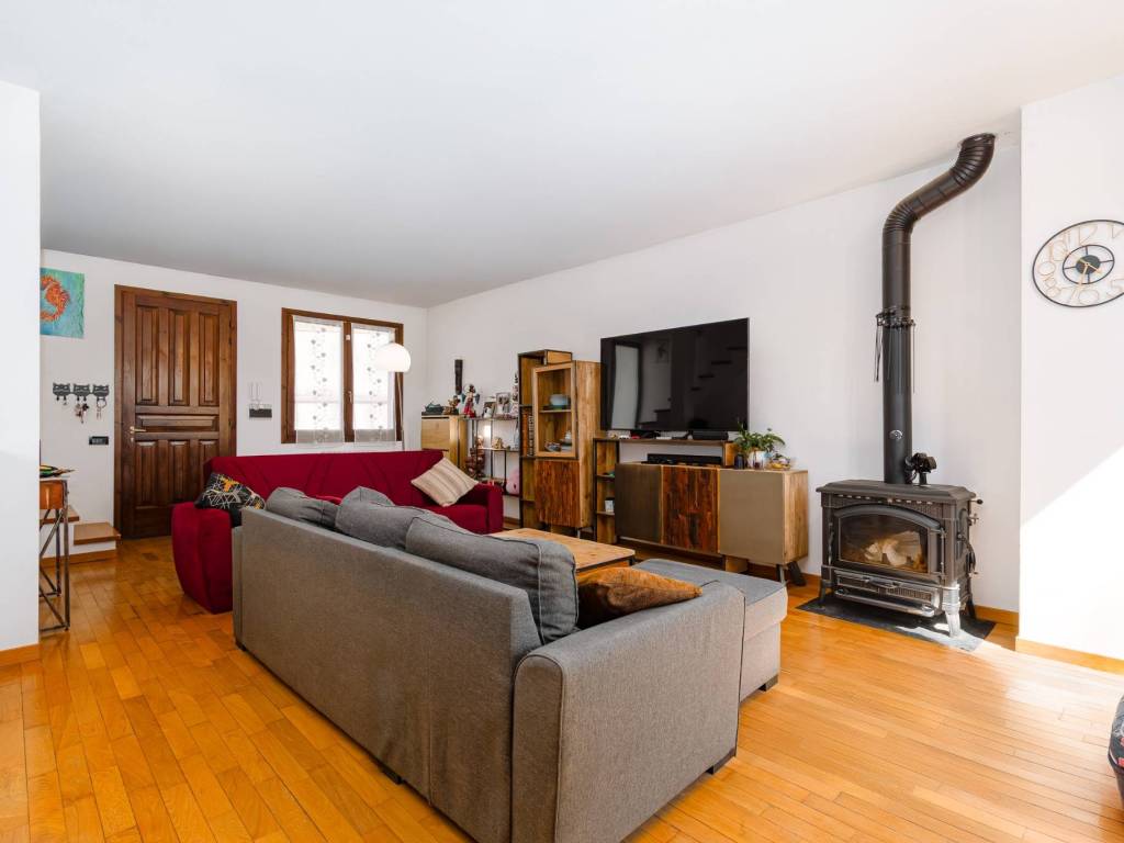 casa indipendente in vendita a Vaiano in zona Schignano
