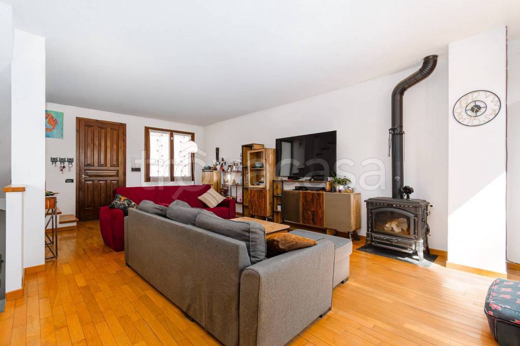 casa indipendente in vendita a Vaiano in zona Schignano