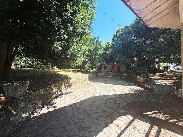casa indipendente in vendita a Vaiano in zona Schignano