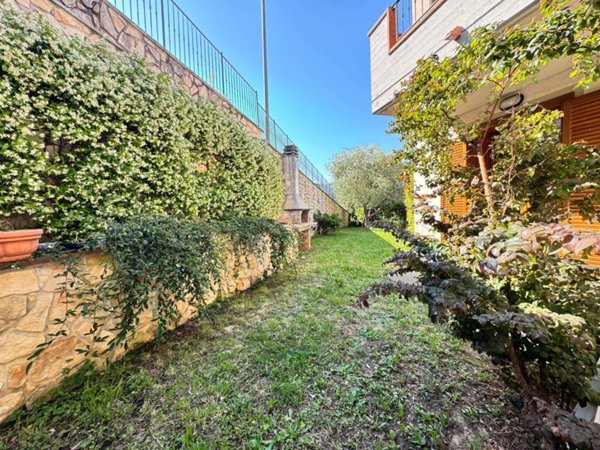 casa indipendente in vendita a Vaiano