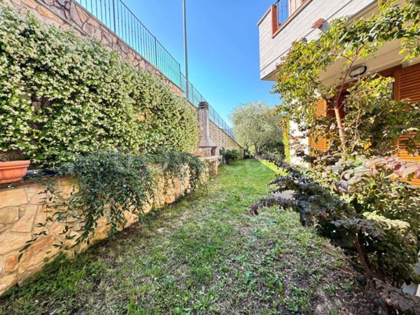 casa indipendente in vendita a Vaiano